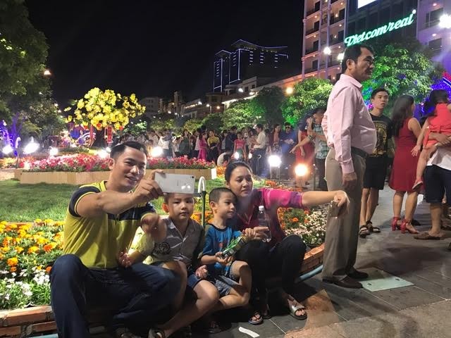 Đông đảo người dân TPHCM đổ về khu vực trung tâm đón giao thừa ảnh 7