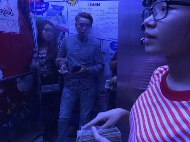 Đông đảo người dân TPHCM đổ về khu vực trung tâm đón giao thừa ảnh 9
