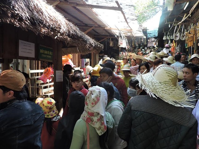 Hàng nghìn du khách đến Buôn Đôn cưỡi voi ảnh 2