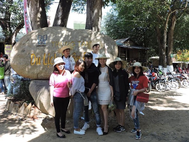 Hàng nghìn du khách đến Buôn Đôn cưỡi voi ảnh 4