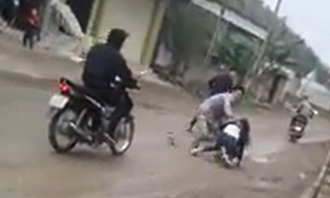 Thiếu nữ gào khóc vì bị nhóm thanh niên bắt về làm vợ ảnh 1