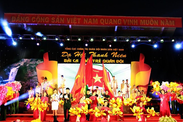Đêm dạ hội lung linh của tuổi trẻ Quân đội ảnh 1