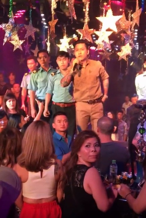 Trung Ruồi: ‘Nếu bị ném chai, tôi sẽ…’ ảnh 2