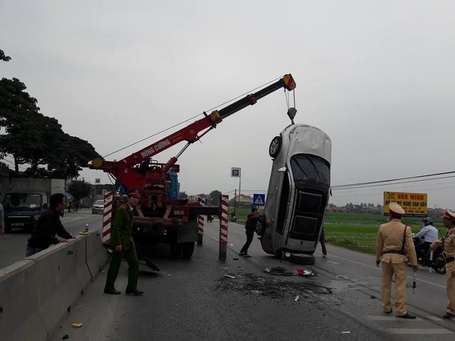 Xe KIA phơi bụng giữa quốc lộ 1A ảnh 2