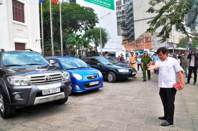 Tiếp tục đòi vỉa hè: Quận 1 đập tường trước trụ sở Bộ Công Thương, cẩu xe VTV ảnh 10
