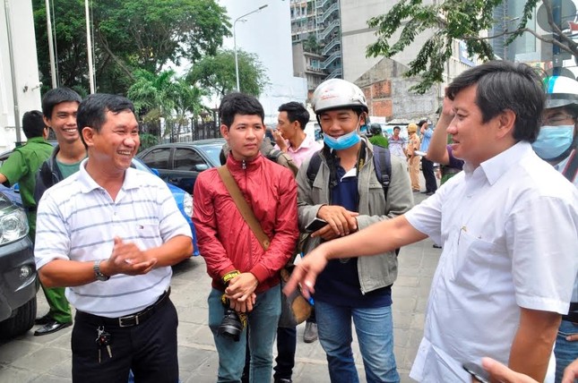 Tiếp tục đòi vỉa hè: Quận 1 đập tường trước trụ sở Bộ Công Thương, cẩu xe VTV ảnh 14