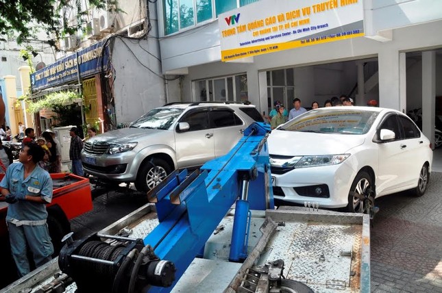 Tiếp tục đòi vỉa hè: Quận 1 đập tường trước trụ sở Bộ Công Thương, cẩu xe VTV ảnh 2