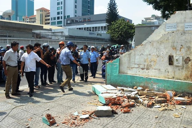 Tiếp tục đòi vỉa hè: Quận 1 đập tường trước trụ sở Bộ Công Thương, cẩu xe VTV ảnh 3