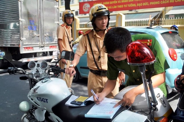 Tiếp tục đòi vỉa hè: Quận 1 đập tường trước trụ sở Bộ Công Thương, cẩu xe VTV ảnh 4