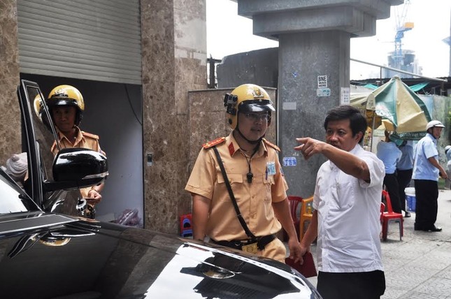 Tiếp tục đòi vỉa hè: Quận 1 đập tường trước trụ sở Bộ Công Thương, cẩu xe VTV ảnh 5
