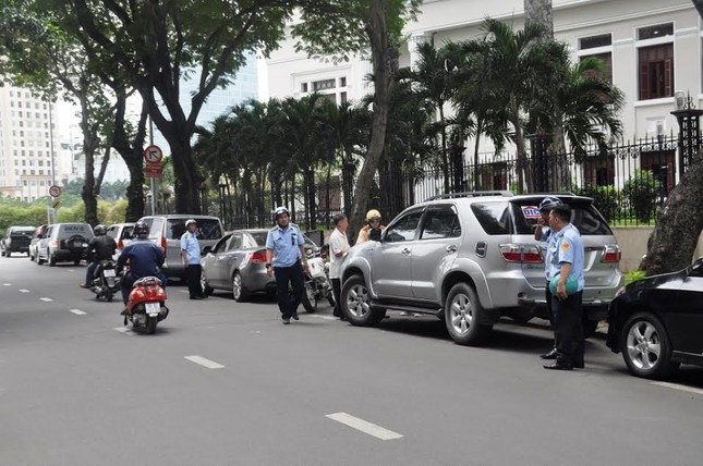 Tiếp tục đòi vỉa hè: Quận 1 đập tường trước trụ sở Bộ Công Thương, cẩu xe VTV ảnh 8