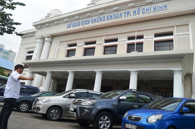 Tiếp tục đòi vỉa hè: Quận 1 đập tường trước trụ sở Bộ Công Thương, cẩu xe VTV ảnh 9