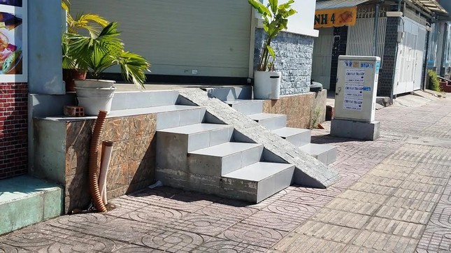 Mục kích tam cấp 'nuốt' vỉa hè trên đường đẹp nhất Sài Gòn ảnh 10