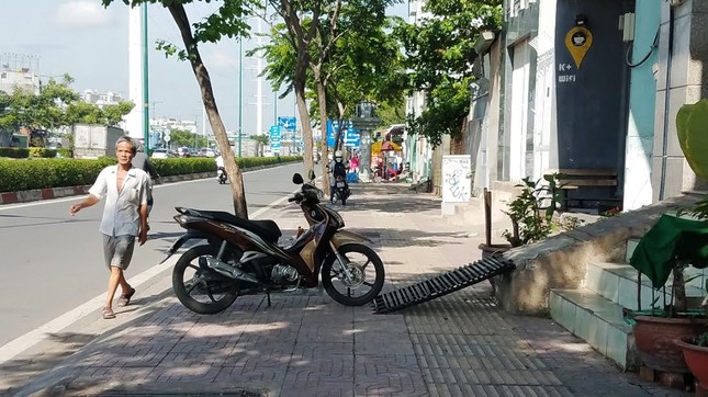 Mục kích tam cấp 'nuốt' vỉa hè trên đường đẹp nhất Sài Gòn ảnh 11