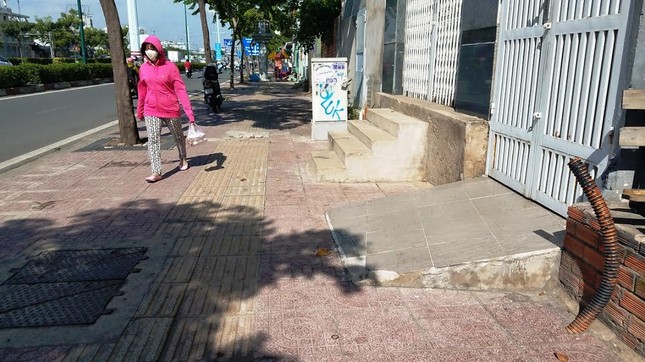 Mục kích tam cấp 'nuốt' vỉa hè trên đường đẹp nhất Sài Gòn ảnh 12
