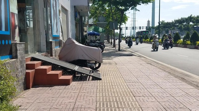 Mục kích tam cấp 'nuốt' vỉa hè trên đường đẹp nhất Sài Gòn ảnh 13