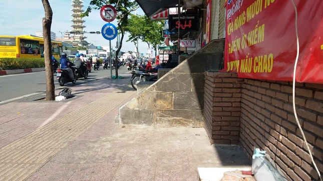 Mục kích tam cấp 'nuốt' vỉa hè trên đường đẹp nhất Sài Gòn ảnh 14