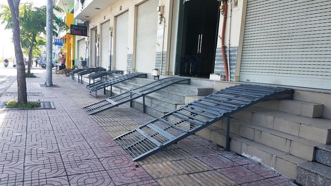 Mục kích tam cấp 'nuốt' vỉa hè trên đường đẹp nhất Sài Gòn ảnh 1