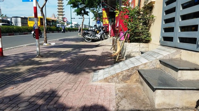 Mục kích tam cấp 'nuốt' vỉa hè trên đường đẹp nhất Sài Gòn ảnh 2