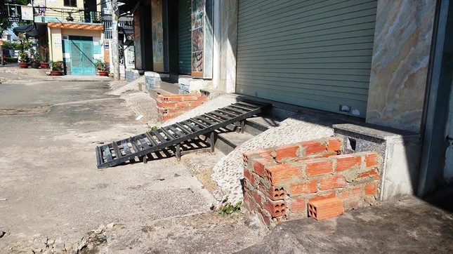 Mục kích tam cấp 'nuốt' vỉa hè trên đường đẹp nhất Sài Gòn ảnh 3