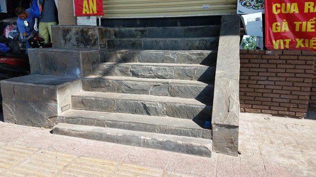 Mục kích tam cấp 'nuốt' vỉa hè trên đường đẹp nhất Sài Gòn ảnh 4