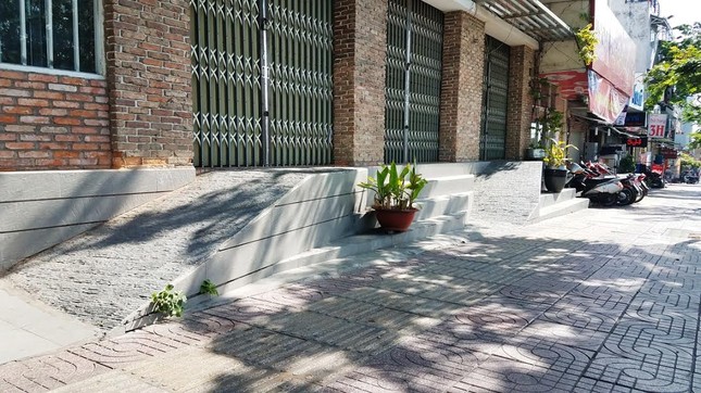 Mục kích tam cấp 'nuốt' vỉa hè trên đường đẹp nhất Sài Gòn ảnh 5