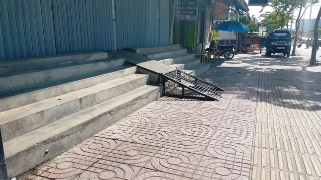 Mục kích tam cấp 'nuốt' vỉa hè trên đường đẹp nhất Sài Gòn ảnh 6