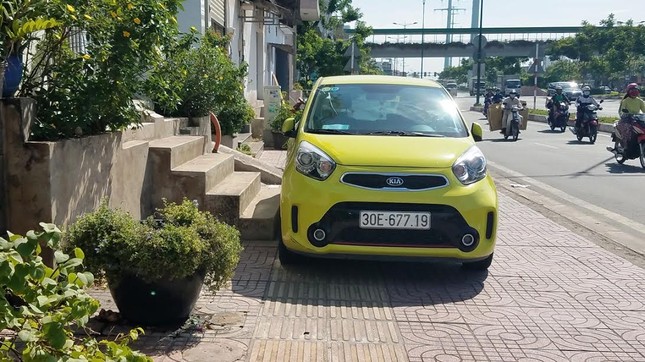 Mục kích tam cấp 'nuốt' vỉa hè trên đường đẹp nhất Sài Gòn ảnh 8