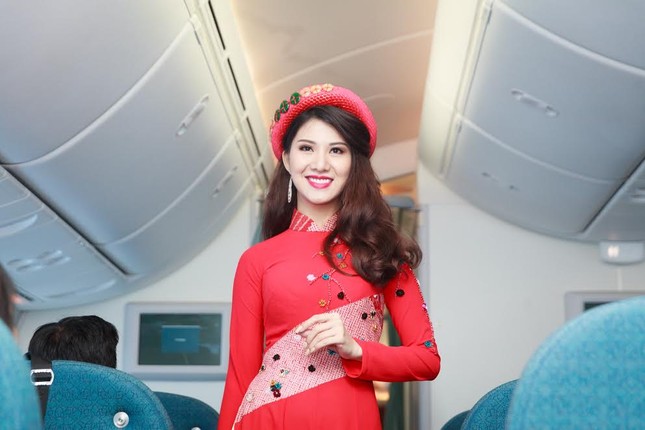 Tiếp viên Vietnam Airlines trình diễn áo dài trên độ cao 10.000m ảnh 1