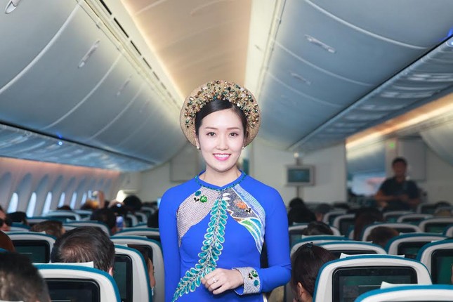 Tiếp viên Vietnam Airlines trình diễn áo dài trên độ cao 10.000m ảnh 2