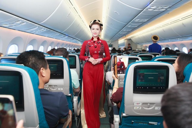 Tiếp viên Vietnam Airlines trình diễn áo dài trên độ cao 10.000m ảnh 3