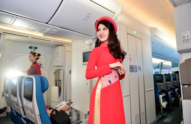 Tiếp viên Vietnam Airlines trình diễn áo dài trên độ cao 10.000m ảnh 4