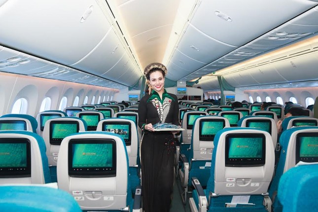 Tiếp viên Vietnam Airlines trình diễn áo dài trên độ cao 10.000m ảnh 5