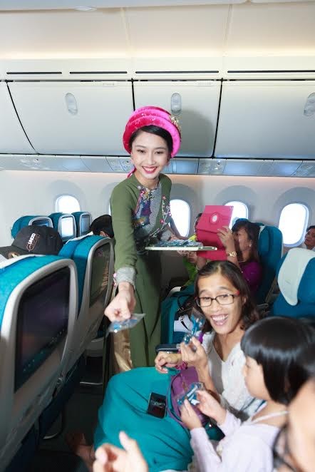 Tiếp viên Vietnam Airlines trình diễn áo dài trên độ cao 10.000m ảnh 6