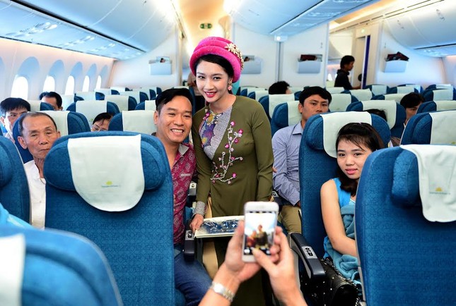 Tiếp viên Vietnam Airlines trình diễn áo dài trên độ cao 10.000m ảnh 7