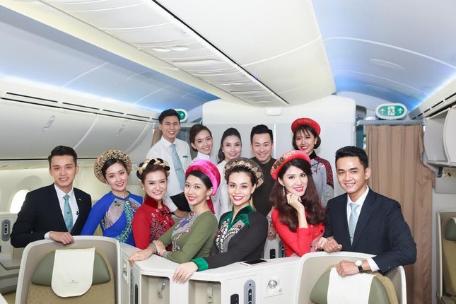 Tiếp viên Vietnam Airlines trình diễn áo dài trên độ cao 10.000m ảnh 8