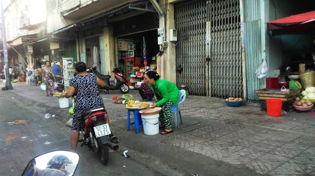 Nhức mắt với cảnh xả rác, tiểu bậy ở Sài Gòn ảnh 1