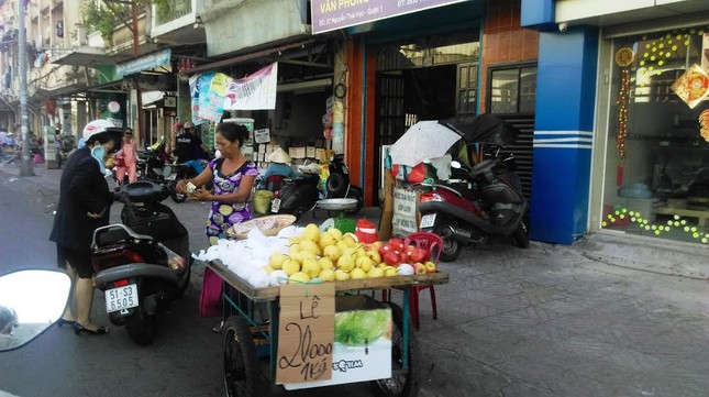 Nhức mắt với cảnh xả rác, tiểu bậy ở Sài Gòn ảnh 2