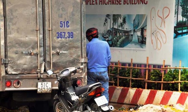 Nhức mắt với cảnh xả rác, tiểu bậy ở Sài Gòn ảnh 4