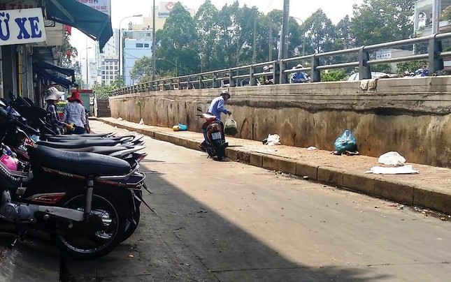 Nhức mắt với cảnh xả rác, tiểu bậy ở Sài Gòn ảnh 5