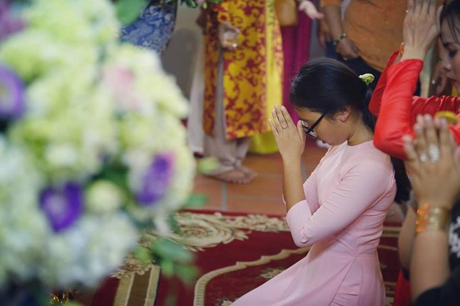 Dàn nghệ sĩ nổi tiếng về nhà thờ Tổ của Hoài Linh dâng hương ảnh 1