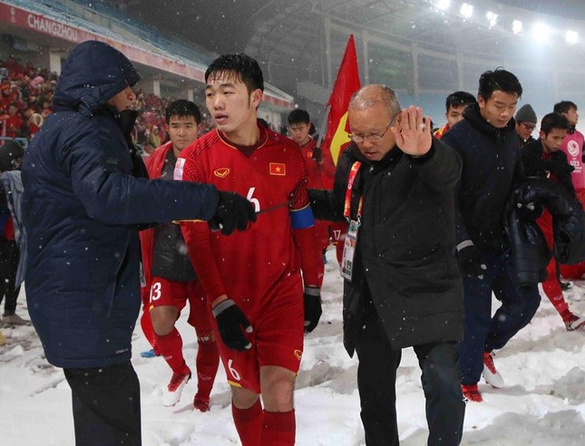 Showbiz 28/1: Hoa hậu H’Hen Niê gửi ‘tâm thư’ cho U23 Việt Nam ảnh 1
