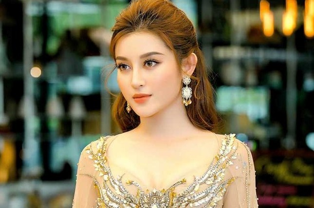 Showbiz 9/5: Huyền My bất ngờ làm biên tập viên của VTV ảnh 4