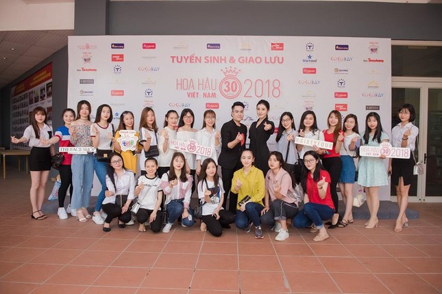 Huyền My truyền cảm hứng cho các nữ sinh đăng ký thi Hoa hậu VN ảnh 2