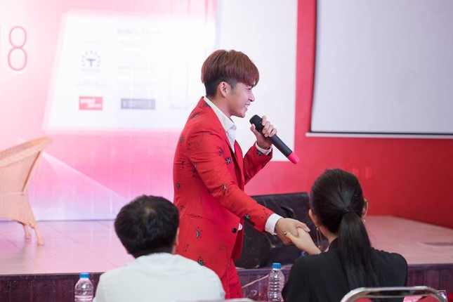 Huyền My truyền cảm hứng cho các nữ sinh đăng ký thi Hoa hậu VN ảnh 3