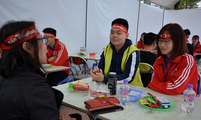 Màu áo xanh ở Chủ nhật Đỏ ảnh 3
