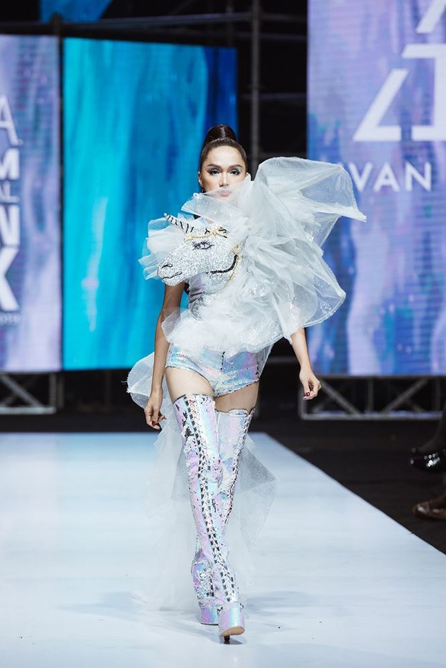Showbiz 14/4: Lan truyền clip xô xát ở quán bar, Tuấn Hưng nói gì? ảnh 2