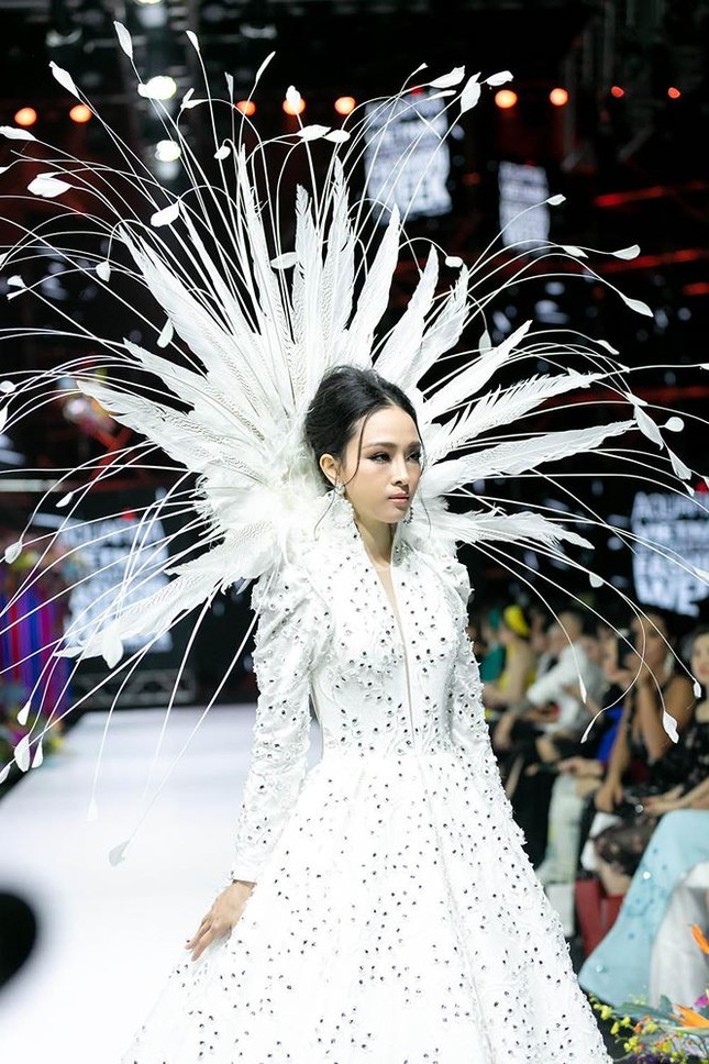 Showbiz 14/4: Lan truyền clip xô xát ở quán bar, Tuấn Hưng nói gì? ảnh 1