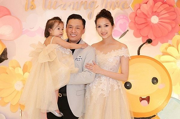 Showbiz 1/5: Á hậu 9X bất ngờ ly hôn chồng U70 là triệu phú ảnh 1