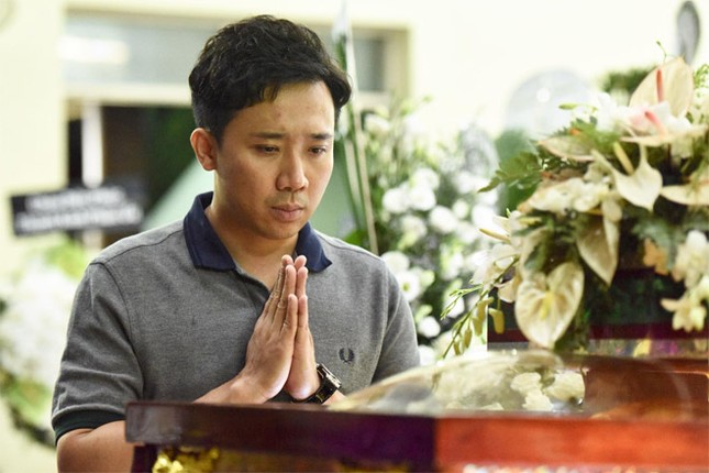 Showbiz 3/5: Chú chó đội tang trắng trong lễ tang nghệ sĩ Lê Bình gây xúc động ảnh 4